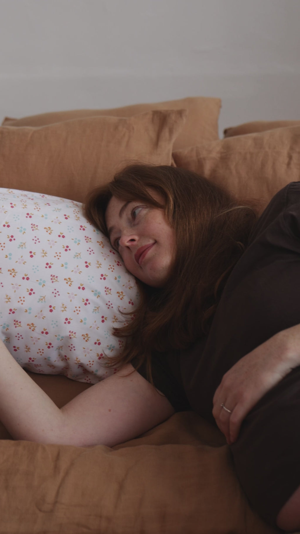 MINICAMP Organic-covered maternity pillow for supporting pregnant women during sleep